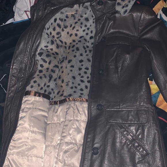 Danier woman’s leather coat with fir - Picture 8 of 8